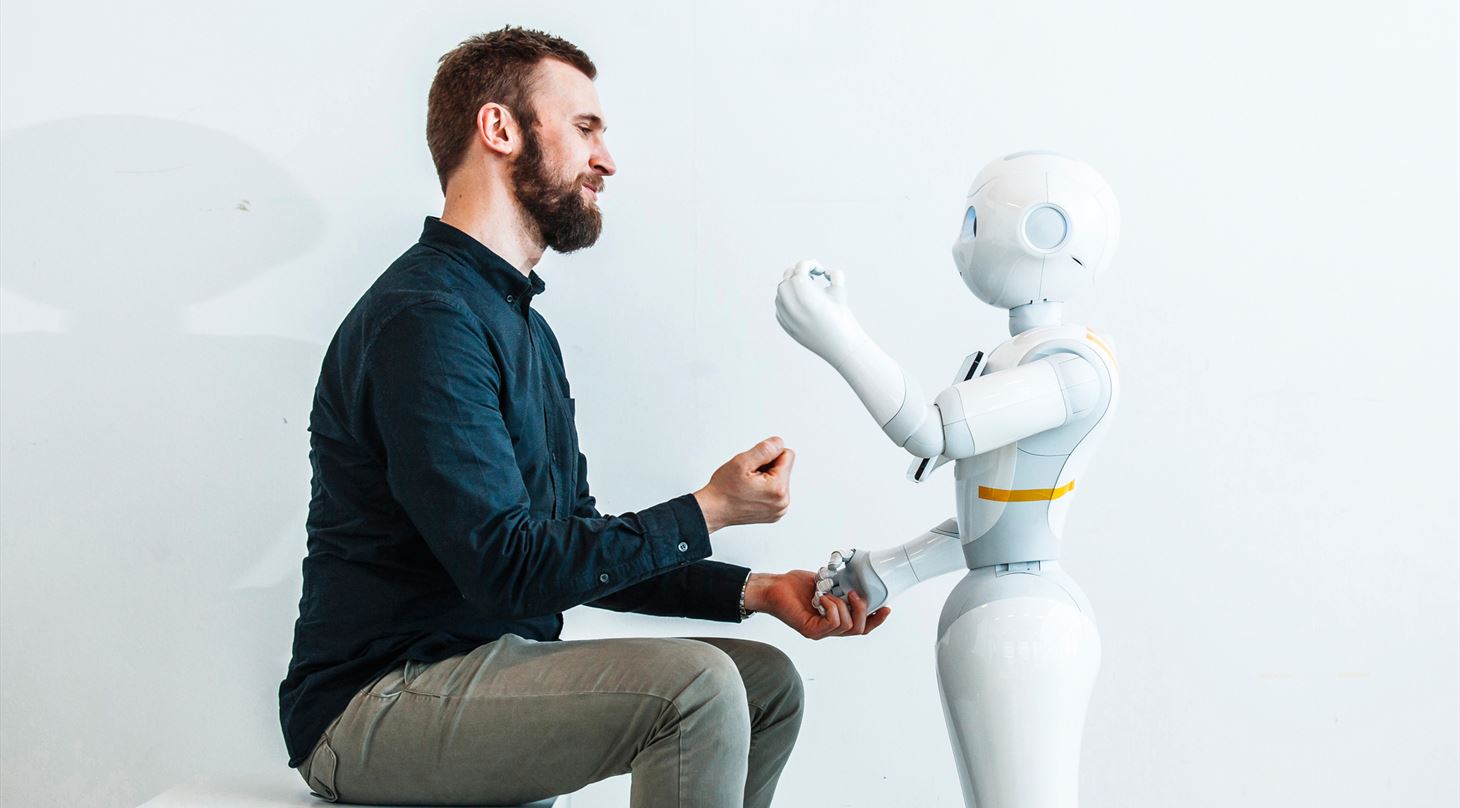 Fremtidsorienteret ledelse. Mand med robot